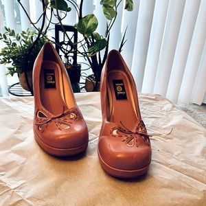 l.e.i. Lavender leather pump